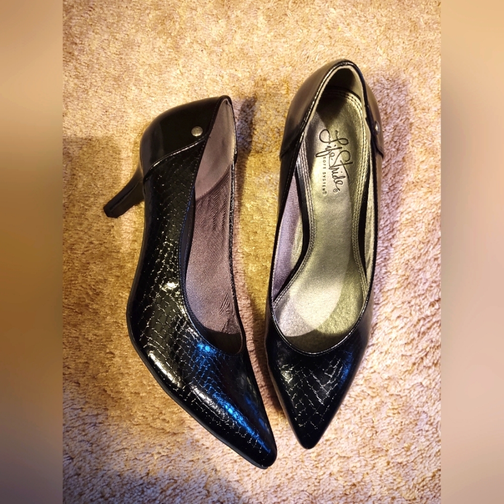 Life Stride black pumps NEW